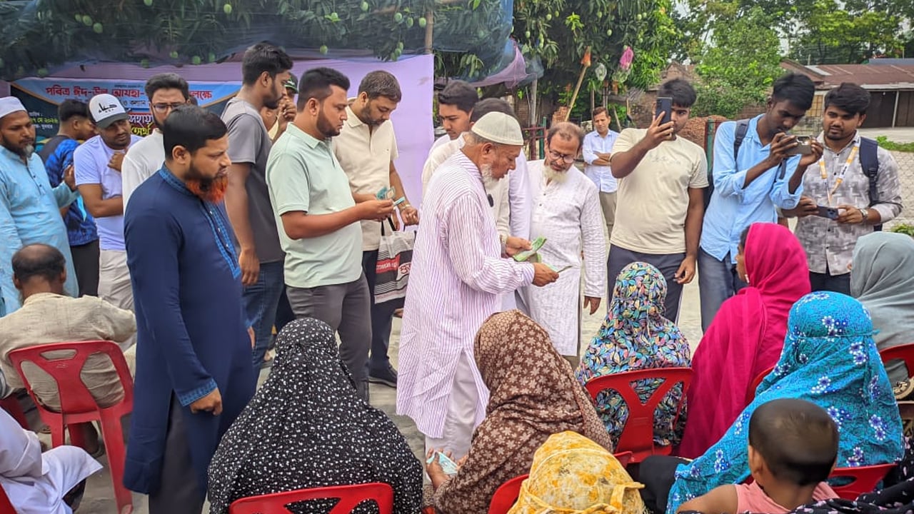 ঈশ্বরদীতে দুঃস্থদের মাঝে প্রধানমন্ত্রীর ত্রাণ তহবিলের অর্থ বিতরণ