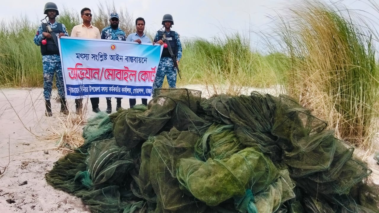 পদ্মায় জাটকা সংরক্ষণে অভিযান, নিষিদ্ধ চায়না দুয়ারি জাল ধ্বংস