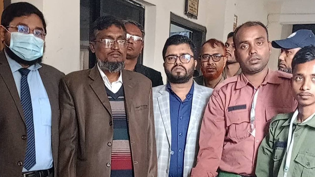 পলাশবাড়ীর ৭১ ভোটকেন্দ্রে নির্বাচনি সরঞ্জাম বিতরণ