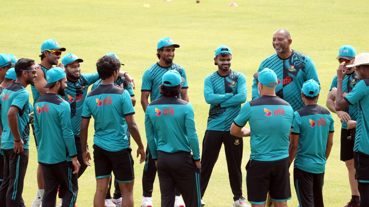 সিমন্সের ভাবনা প্রথম টেস্ট ঘিরে