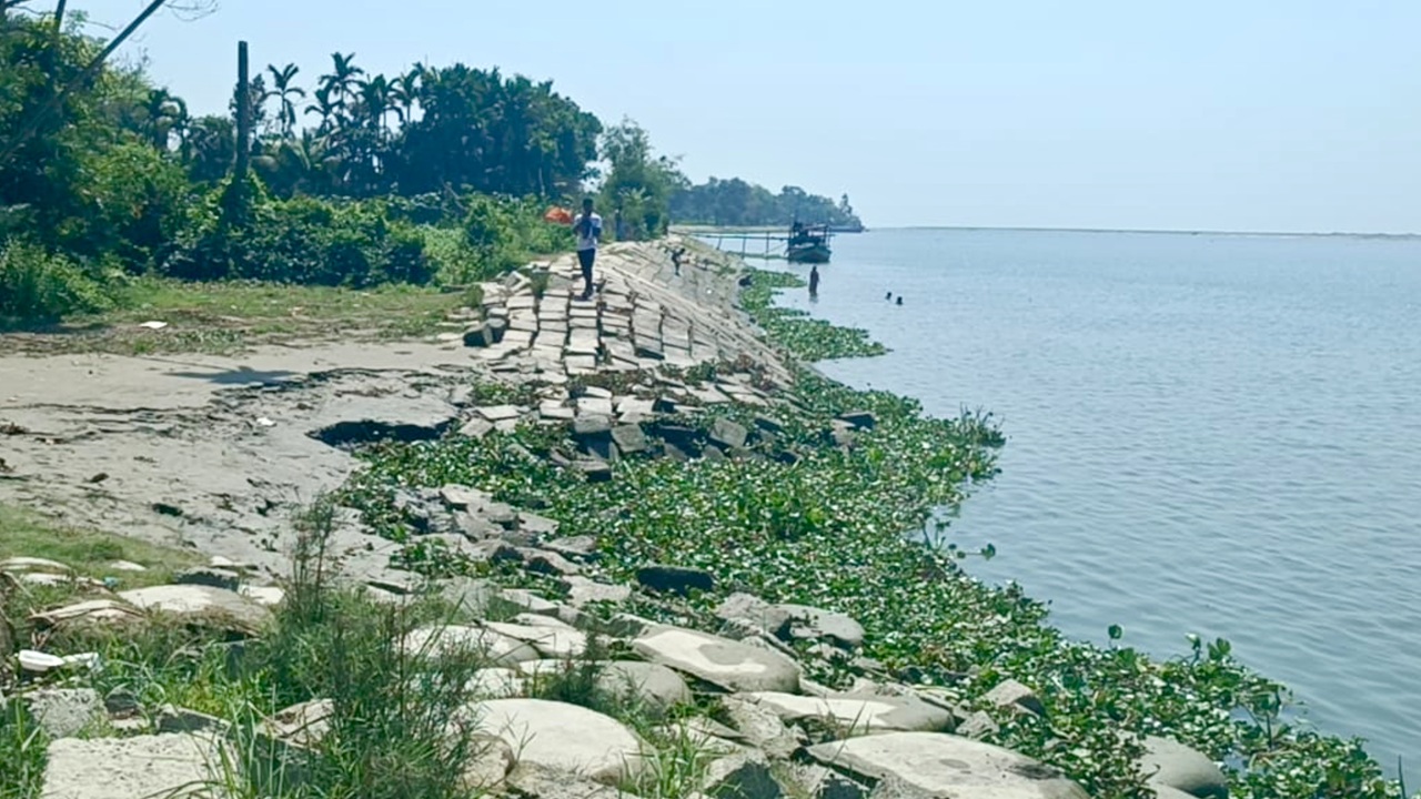 হুমকির মুখে হাইমচর নদীরক্ষা বাঁধ, জরুরি সংস্কার দাবি