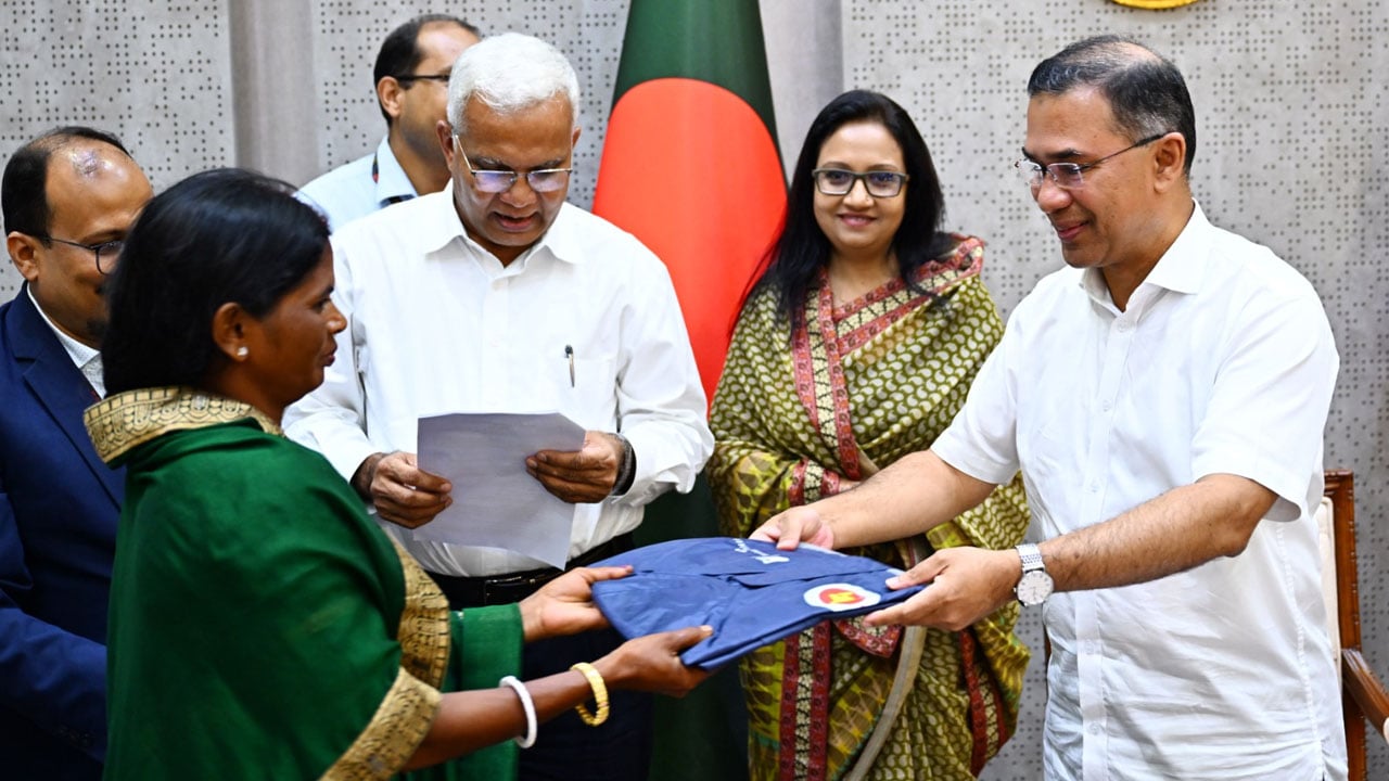 চা-শ্রমিকদের সুরক্ষায় ২০ হাজার রেইনকোট বিতরণ শুরু
