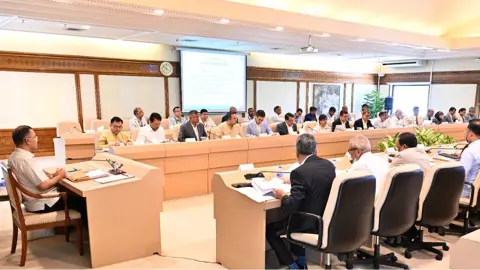 সকল মন্ত্রণালয়ের প্রশিক্ষণে অভিন্ন সিলেবাসের নির্দেশ প্রধানমন্ত্রীর
