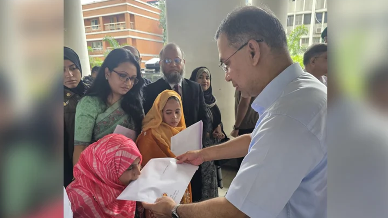 প্রতিবন্ধী তিন ব্যক্তির হাতে নিয়োগপত্র তুলে দিলেন প্রধানমন্ত্রী