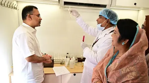 নিরাপদ খাদ্য পরীক্ষার ভ্রাম্যমাণ ল্যাব পরিদর্শন করলেন প্রধানমন্ত্রী
