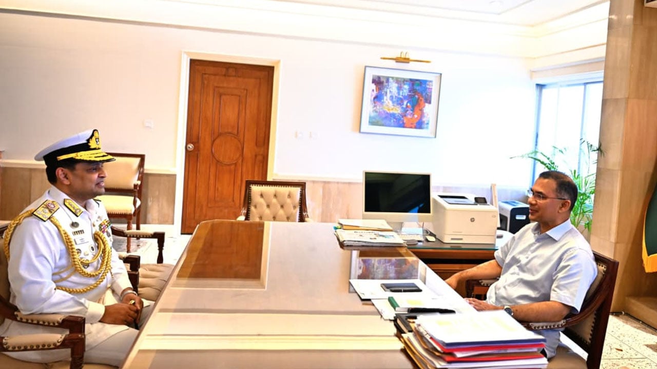 প্রধানমন্ত্রীর সঙ্গে নবনিযুক্ত নৌবাহিনী প্রধানের সাক্ষাৎ