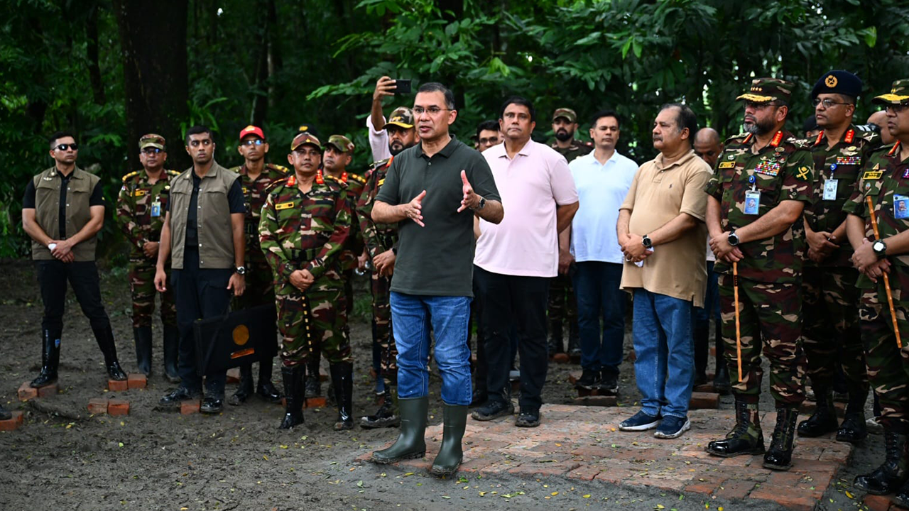 বিস্তীর্ণ জঙ্গলে সেনাবাহিনীর গ্রীষ্মকালীন মহড়া পরিদর্শন করলেন প্রধানমন্ত্রী
