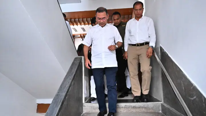 সচিবালয়ে লিফট ব্যবহার না করে সিঁড়ি বেয়ে বৈঠকে প্রধানমন্ত্রী