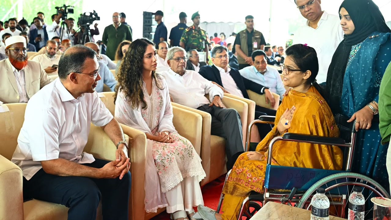 জুলাই গণঅভ্যুত্থানে আহত যোদ্ধা মিতুর খোঁজ নিলেন প্রধানমন্ত্রী