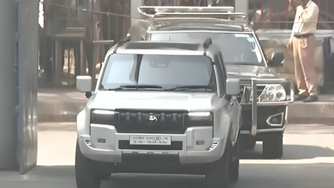 সরকারি নয়, নিজের গাড়িতেই চলাফেরা করবেন প্রধানমন্ত্রী