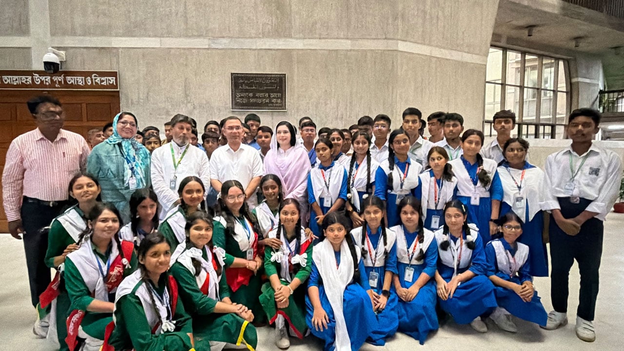 সংসদে প্রধানমন্ত্রীর সঙ্গে সাক্ষাৎ করলেন মাদারীপুরের শিক্ষার্থীরা