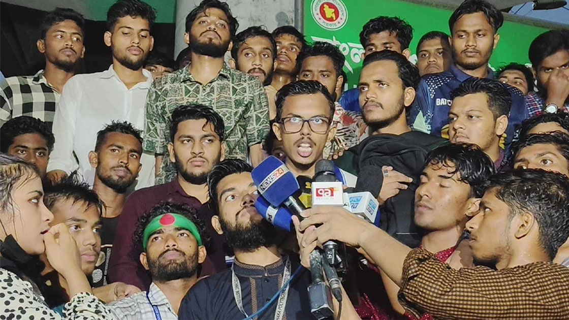 শিক্ষার্থীদের ‘রেল ব্লকেড’ কর্মসূচি শিথিল, দুপুরে শিক্ষা উপদেষ্টার সঙ্গে বৈঠক