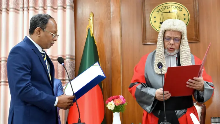 শপথ নিলেন পিএসসির নতুন চেয়ারম্যান অধ্যাপক নাজমুজ্জামান ভূঁইয়া