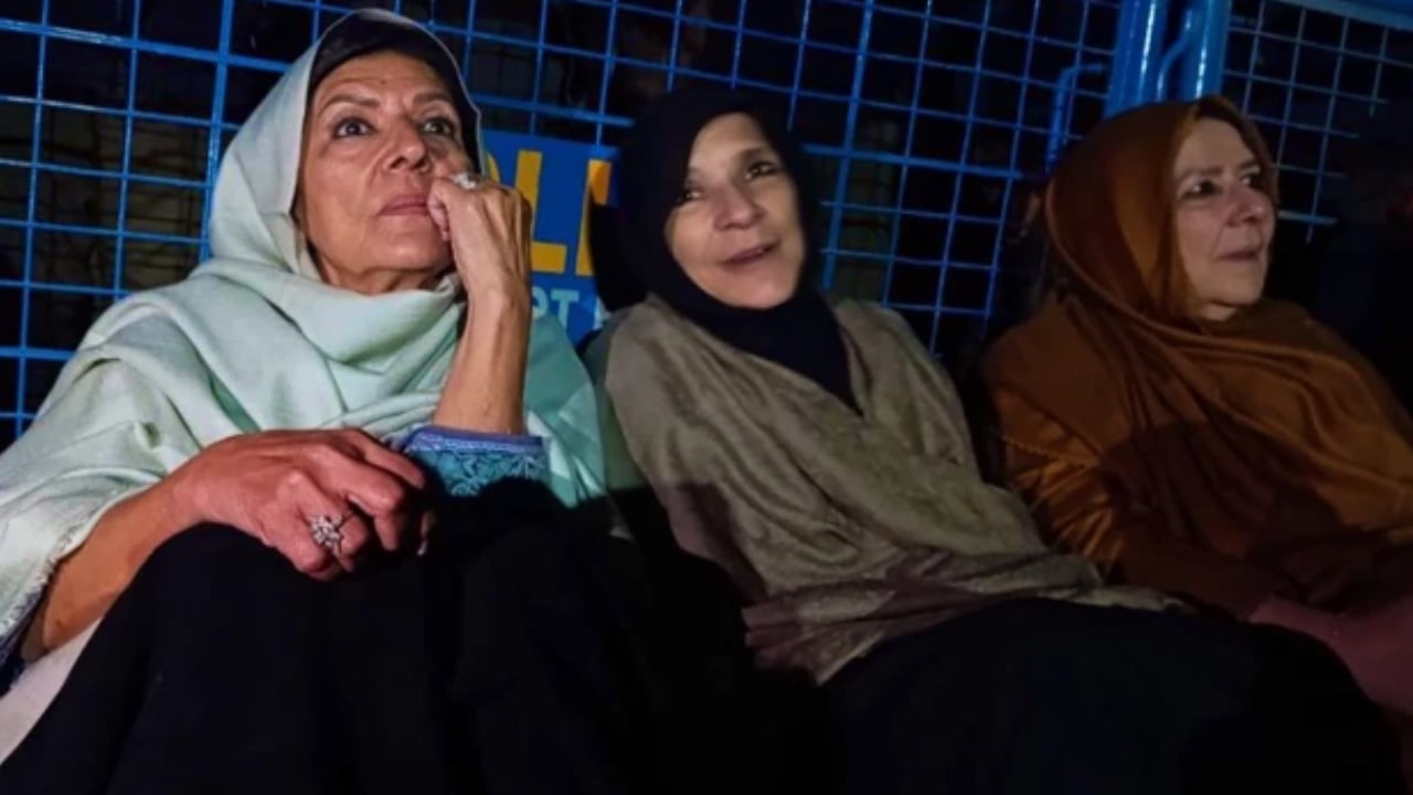 ইমরান খানের বোনদের অবস্থান ধর্মঘটে পুলিশের বাধা