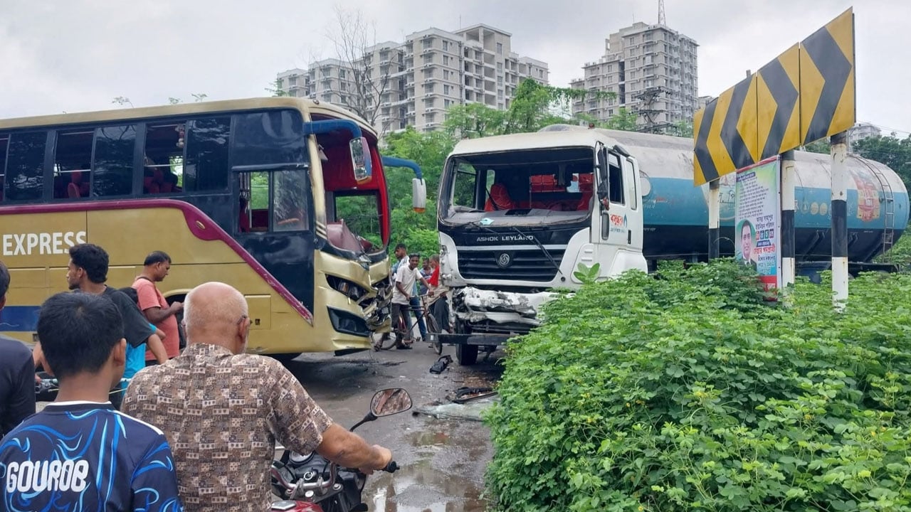 ঈশ্বরদীতে এলপিজি ট্যাঙ্কার-বাসের মুখোমুখি সংঘর্ষে আহত ১৫