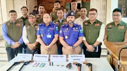 পাবনায় ডিবির পৃথক অভিযান, অস্ত্র-গুলিসহ গ্রেপ্তার ৪