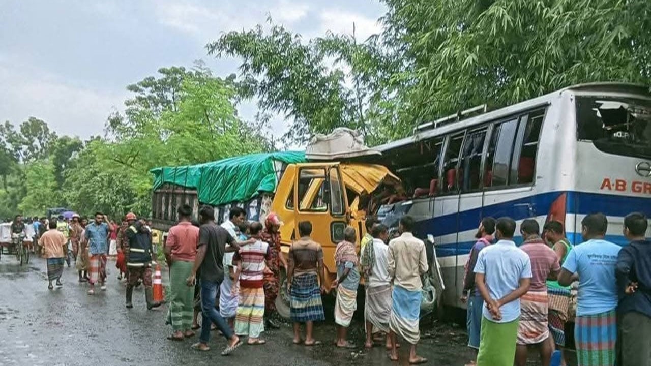 পাবনায় বাস-ট্রাকের মুখোমুখি সংঘর্ষ, নিহত ৩ আহত ১০