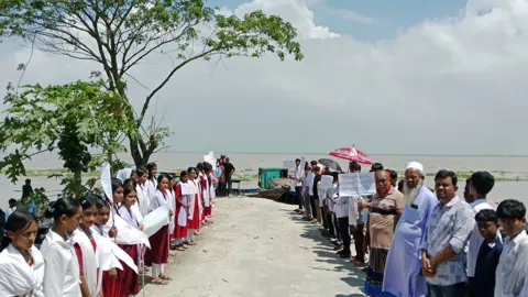 পদ্মা থেকে মাত্র ৩০০ মিটার দূরে স্কুল, আতঙ্কে শিক্ষক-শিক্ষার্থীরা