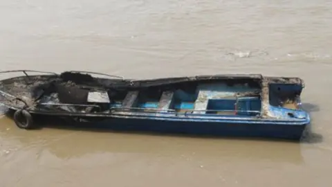 পদ্মায় আধিপত্য বিস্তার নিয়ে বিরোধের জেরে দুই স্পিডবোটে আগুন