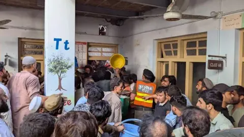 পাকিস্তানে স্কুলের ছাদ ধসে ১৬ শিশুর মৃত্যু, আহত ২০