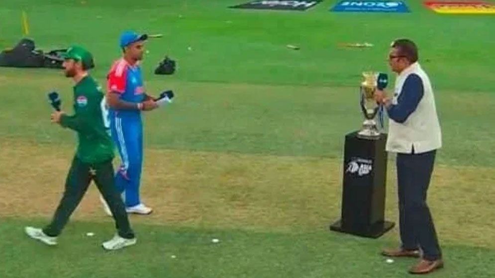 ভারতের ক্রিকেটাররা হাত না মেলানোয় পাকিস্তান অধিনায়কের প্রতিবাদ