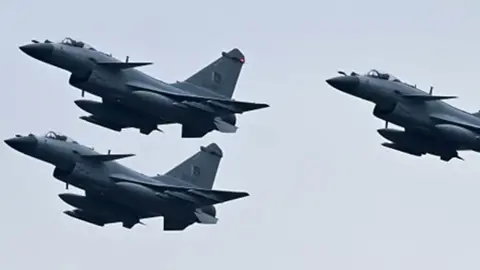 আফগানিস্তানে পাকিস্তানের বিমান হামলায় নিহত ৩