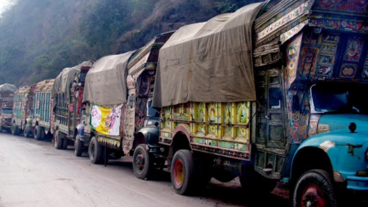 আফগানিস্তানের সঙ্গে সীমান্ত বন্ধ, বিপাকে পাকিস্তানি ট্রাক চালকরা