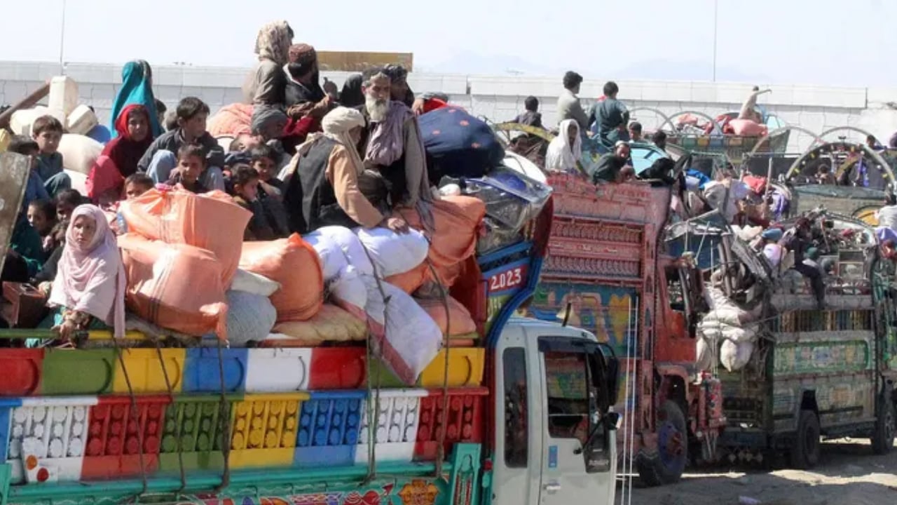 ১০ লাখ আফগান নাগরিককে ফেরত পাঠাল পাকিস্তান