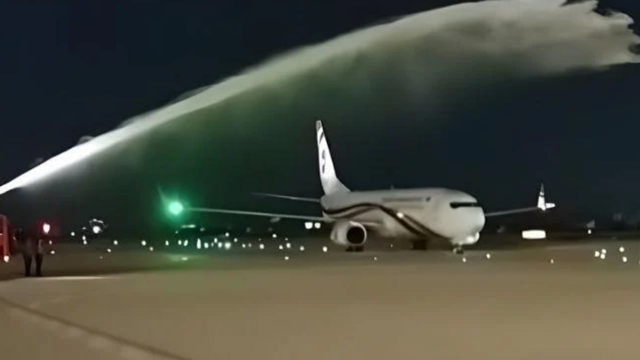 পাকিস্তানে বাংলাদেশ বিমানকে সংবর্ধনা