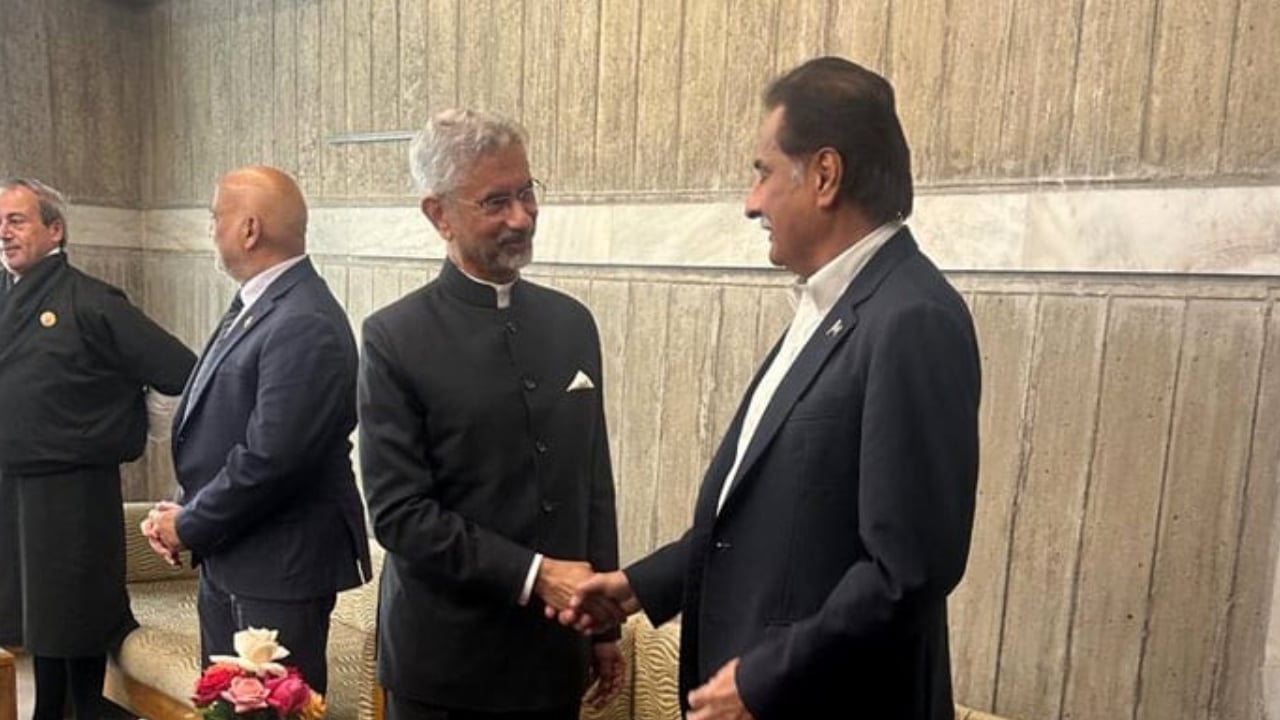 ঢাকায় পাকিস্তানের স্পিকারের সঙ্গে ভারতীয় পররাষ্ট্রমন্ত্রীর বৈঠক