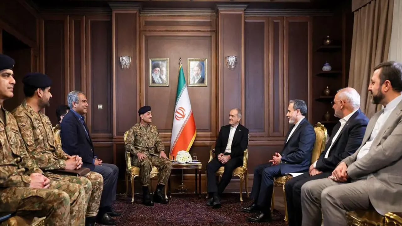 ইরানের প্রেসিডেন্টের সঙ্গে পাকিস্তানি সেনাপ্রধানের বৈঠক