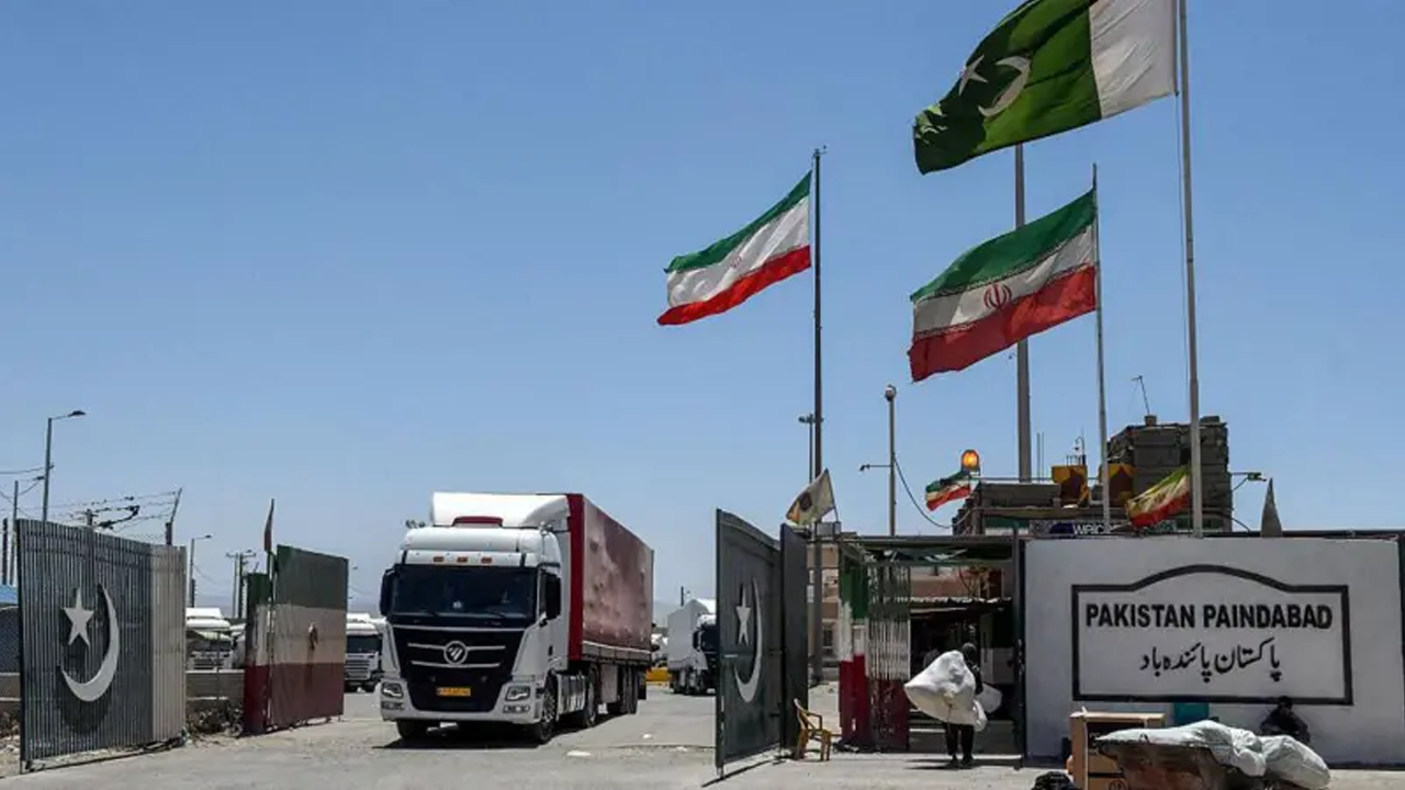যুক্তরাষ্ট্রের অবরোধের মধ্যেই ইরানের জন্য কেন 'ট্রেড করিডোর' দিলো পাকিস্তান?