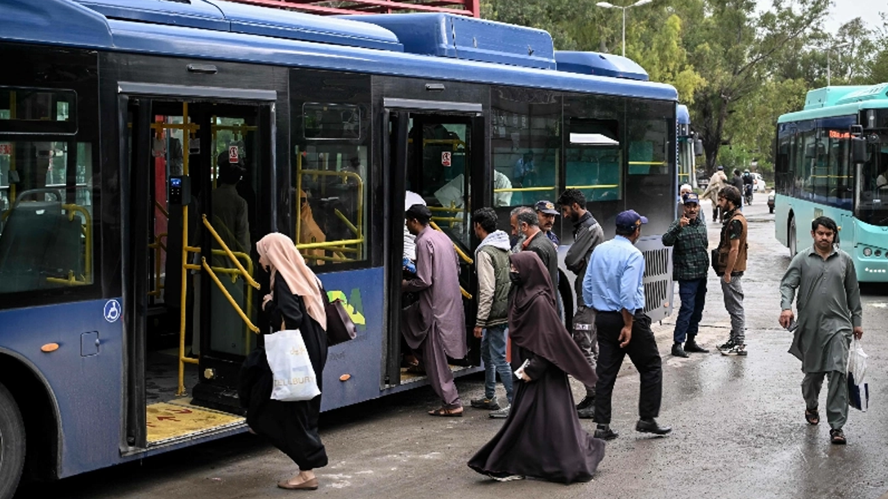 পাকিস্তানে গণপরিবহনে এক মাস বিনা মূল্যে যাতায়াত ঘোষণা