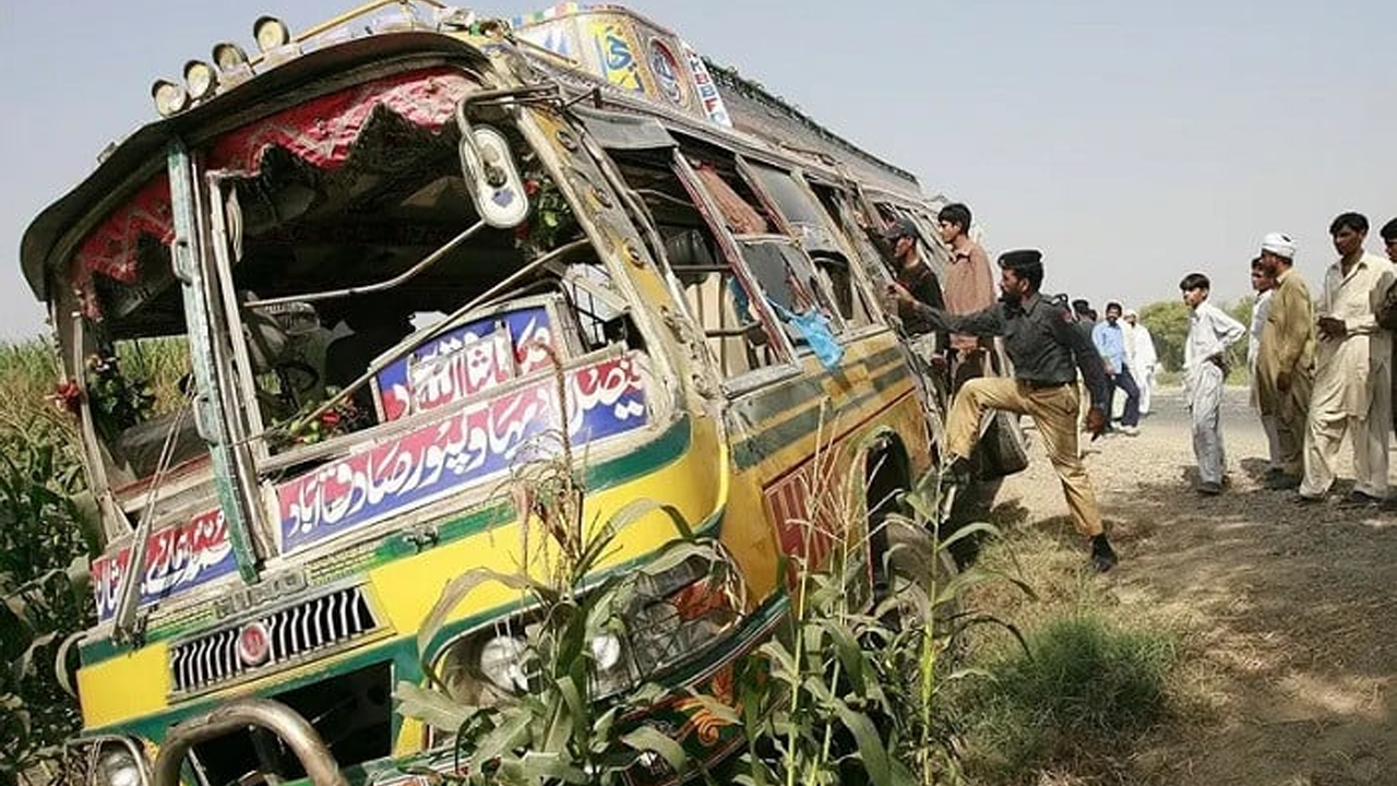 পাকিস্তানে সড়ক দুর্ঘটনায় নিহত ১১