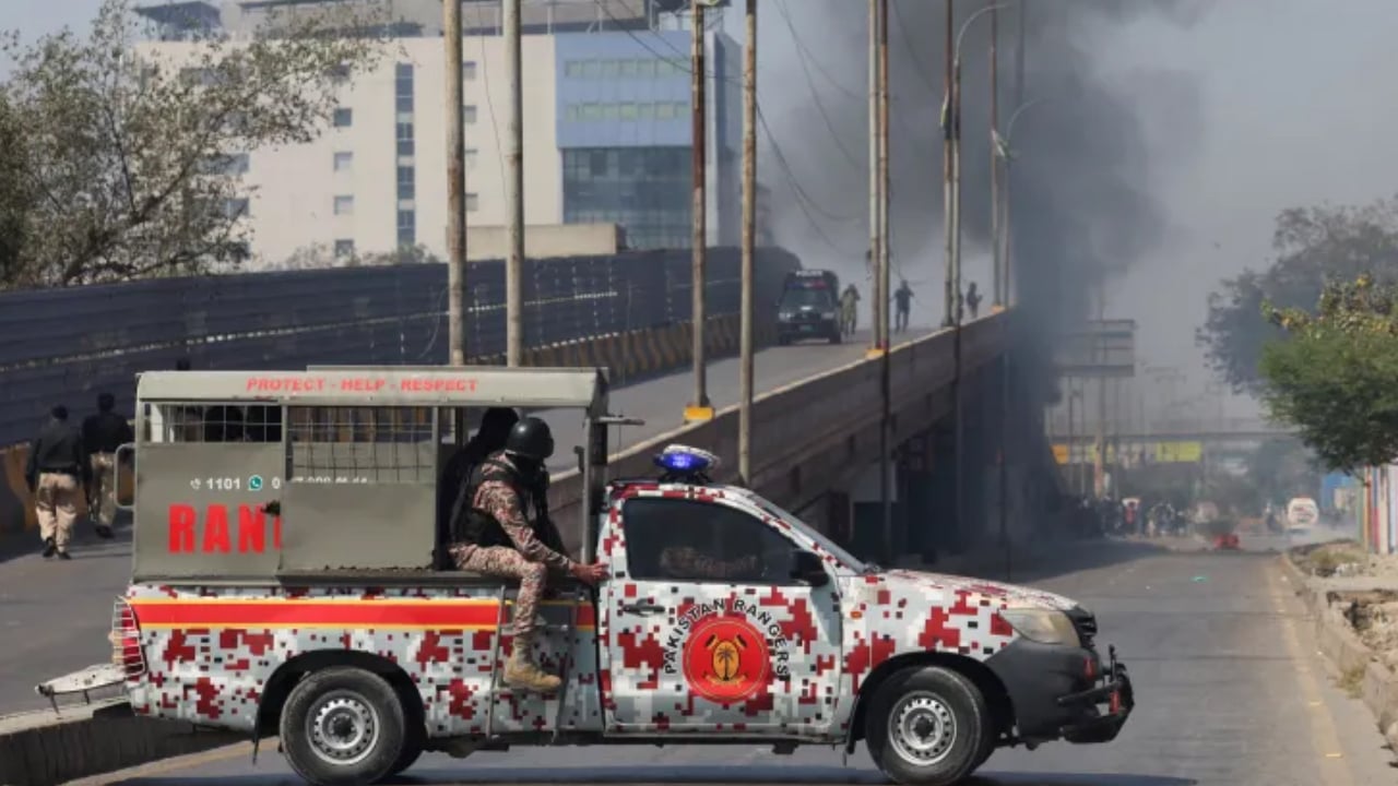 করাচিতে মার্কিন কনস্যুলেটে হামলার চেষ্টা, নিহত ৯