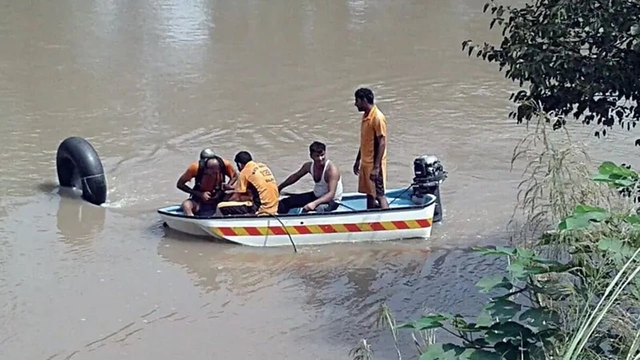 পাকিস্তানে বরযাত্রীবাহী অটোরিকশা খালে, নিহত ১২