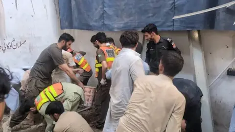 পাকিস্তানে স্কুলের ছাদ ধসে নিহতের সংখ্যা বেড়ে ৩০