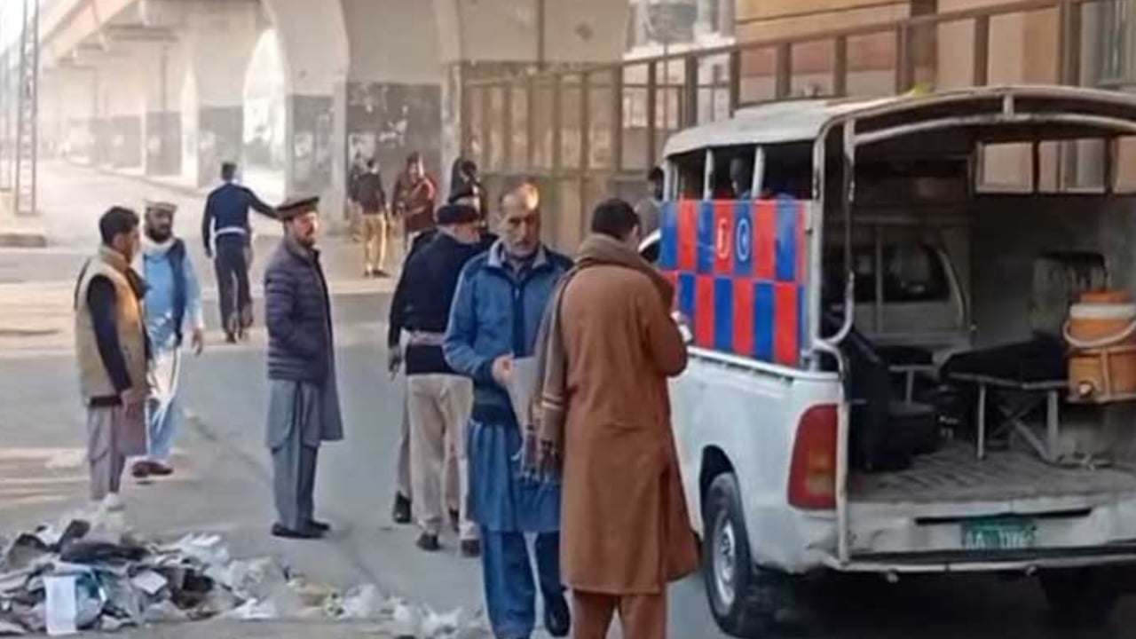 পাকিস্তানের পেশোয়ারে সন্ত্রাসী হামলা, নিহত ৬