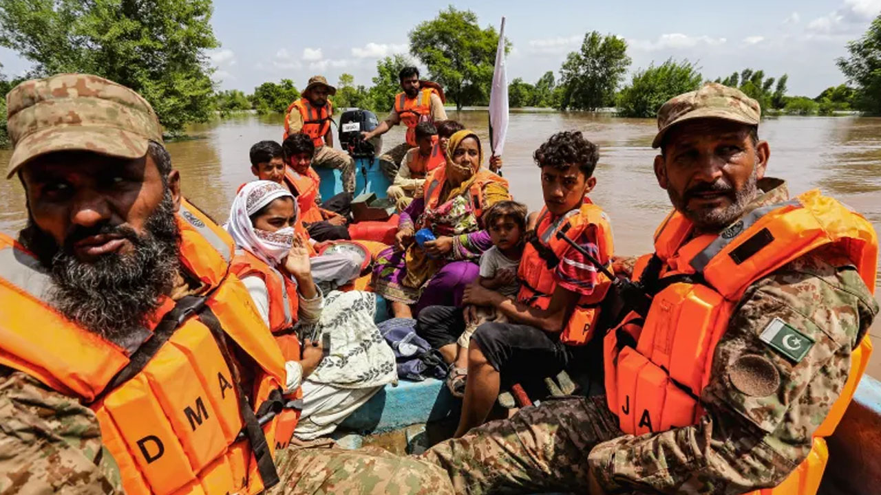 পাকিস্তানে উদ্ধারকারী নৌকা ডুবে ৫ জনের মৃত্যু