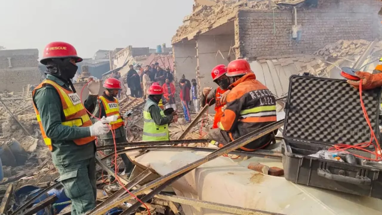 পাকিস্তানে আঠার কারখানায় বিস্ফোরণ, নিহত ১৫