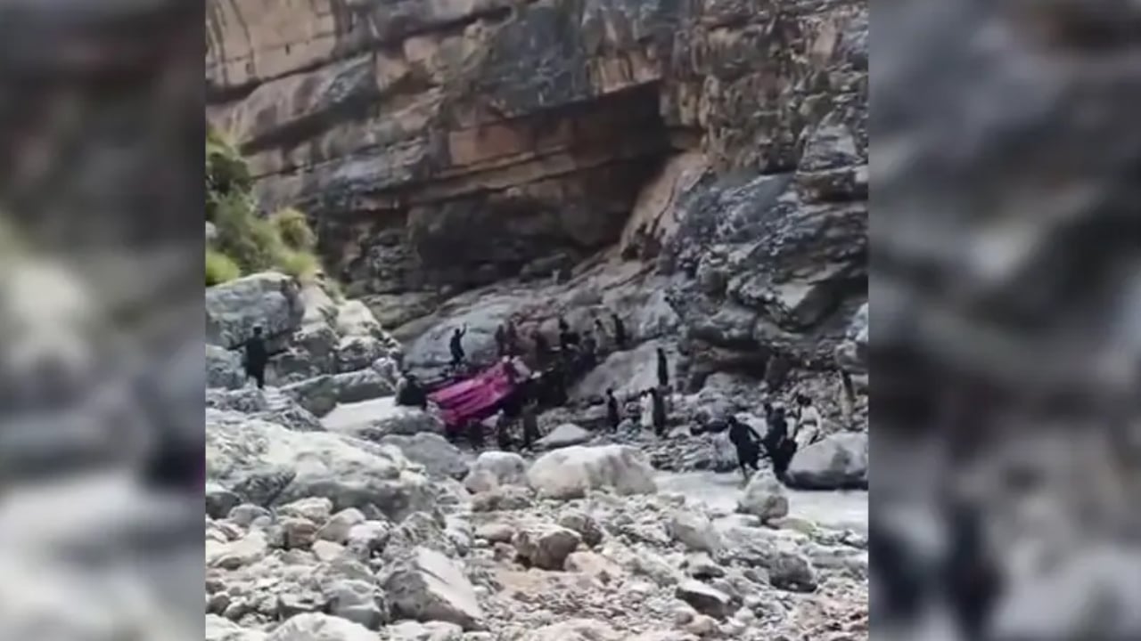 পাকিস্তানে বাস খাদে পড়ে নিহত ৪০