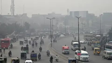 বিশ্বের সবচেয়ে দূষিত বায়ুর শহর লাহোর