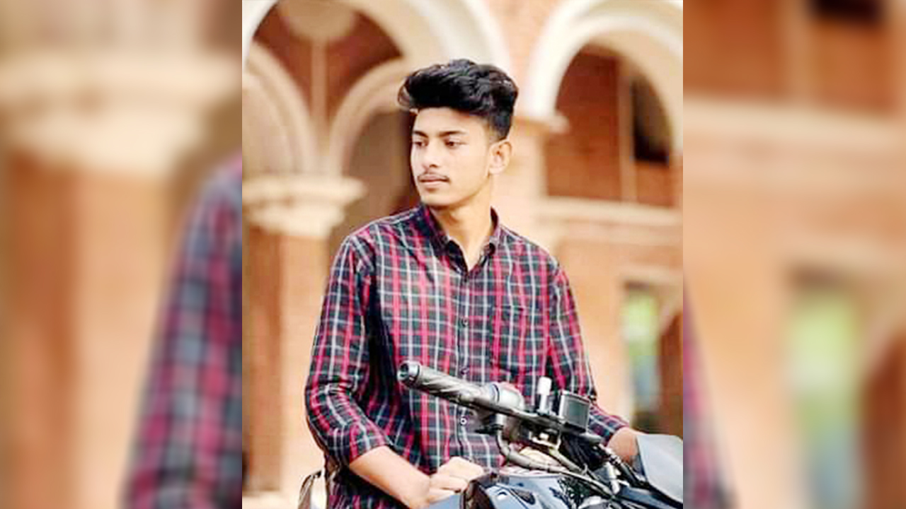 মোটরসাইকেলে যাচ্ছিলেন তিন বন্ধু, পথেই গেল ১ প্রাণ