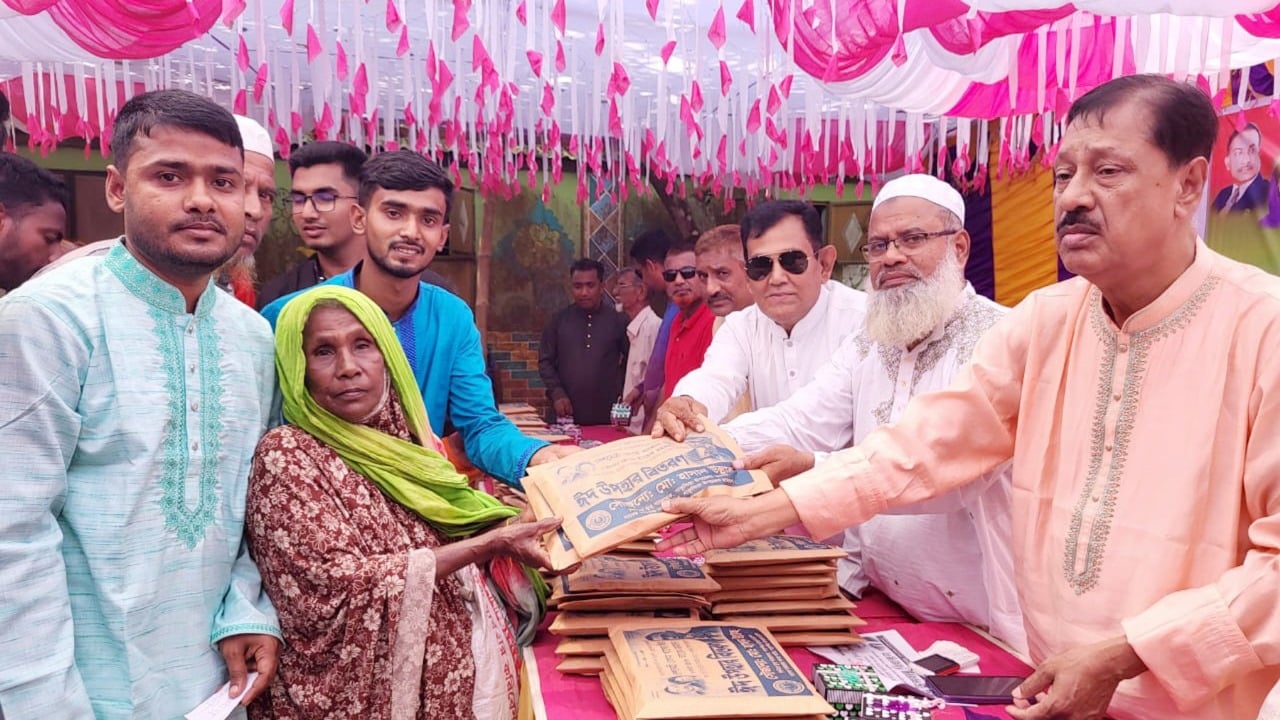 পাকুন্দিয়ায় ছাত্রদল নেতার উপহার পেলেন ২০০ মানুষ