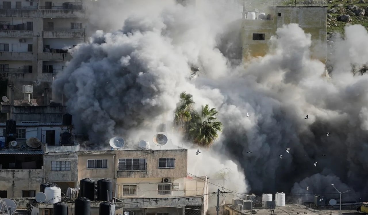 দখলকৃত পশ্চিম তীরে হেলিকপ্টার থেকে ইসরাইলের গুলিবর্ষণ