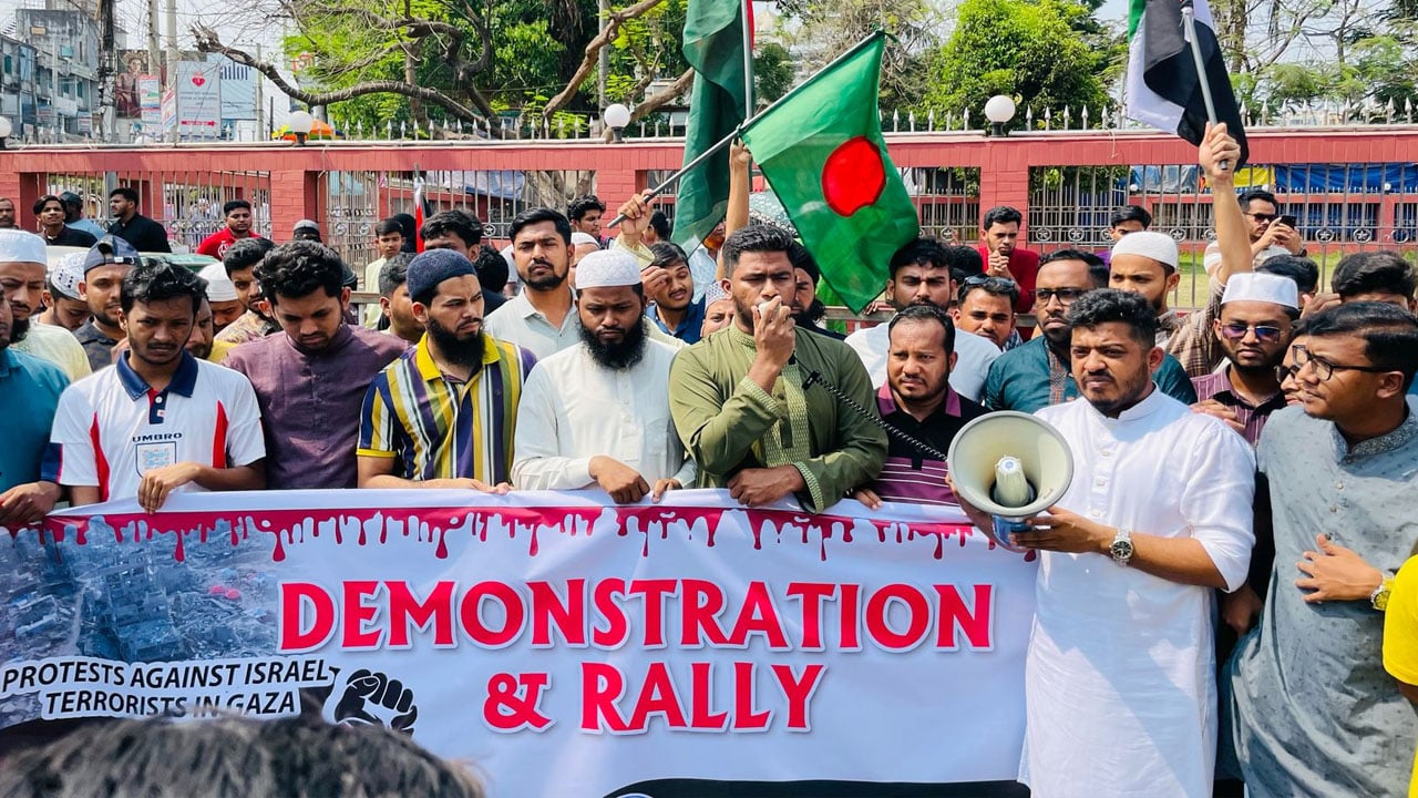ফিলিস্তিনে গণহত্যার প্রতিবাদে ফেনীতে বিক্ষোভ-সমাবেশ