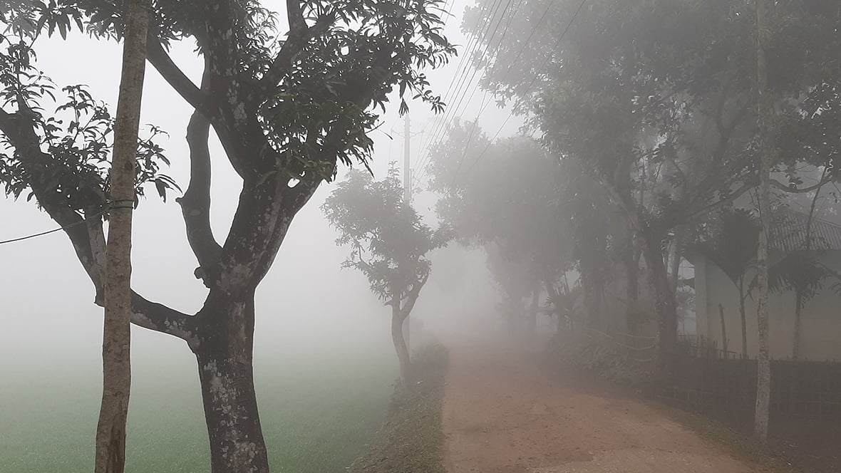 চৈত্রে হঠাৎ ঘন কুয়াশায় ঢাকা পড়ল পঞ্চগড়