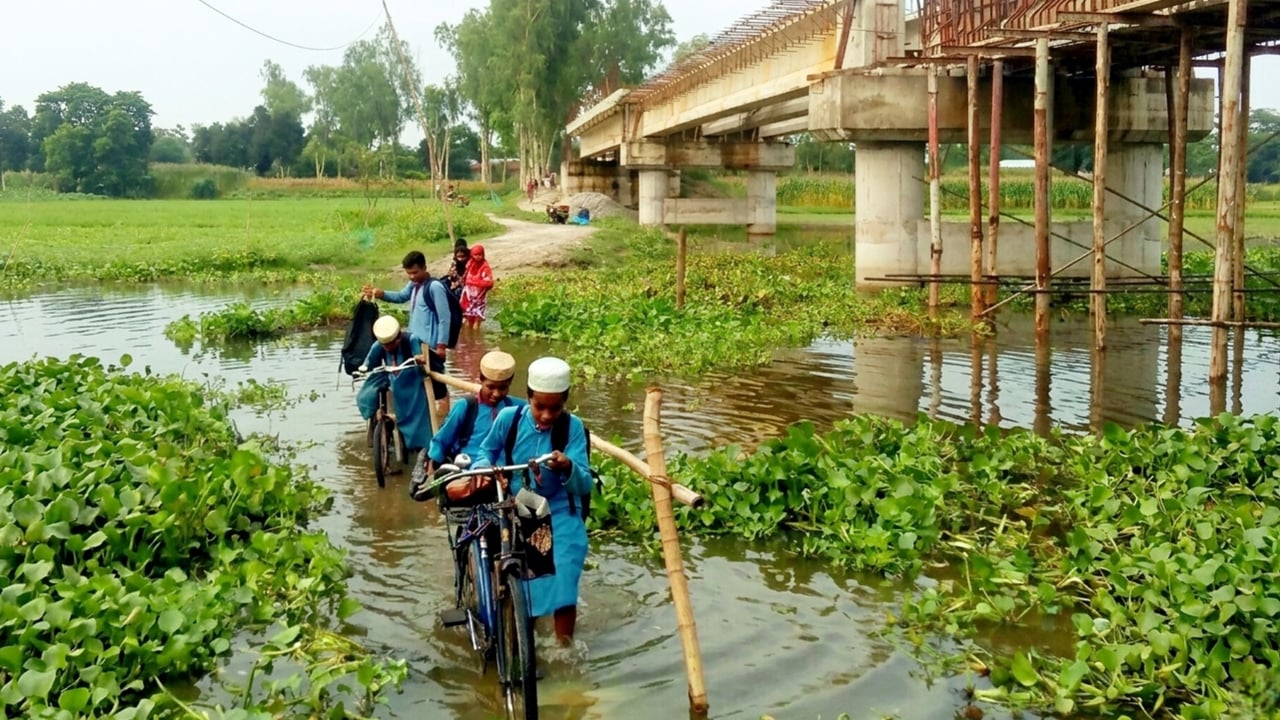 সময় বাড়িয়েও শেষ হয়নি সেতুর কাজ, চরম ভোগান্তিতে শিক্ষার্থীরা