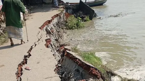 বাকেরগঞ্জে পান্ডব নদীর ভাঙনে ধসে পড়ছে পাকা সড়ক, আতঙ্কে এলাকাবাসী