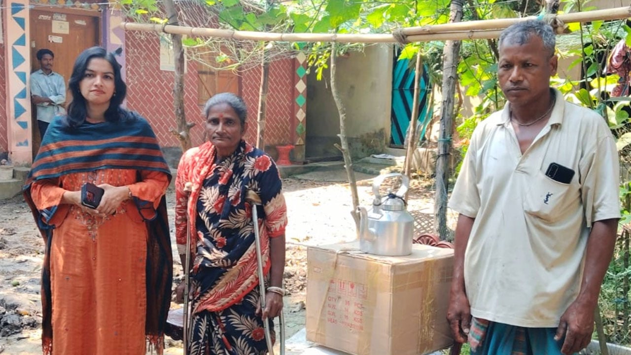 যুদ্ধাহত মৃদুল রাণীর পাশে উপজেলা প্রশাসন